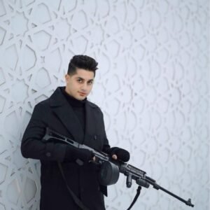 بندقية رشاشة (أو بندقية هجومية) من طراز AK-47 مزودة بـ خزنة أسطوانية (درام ماجازين). خرز