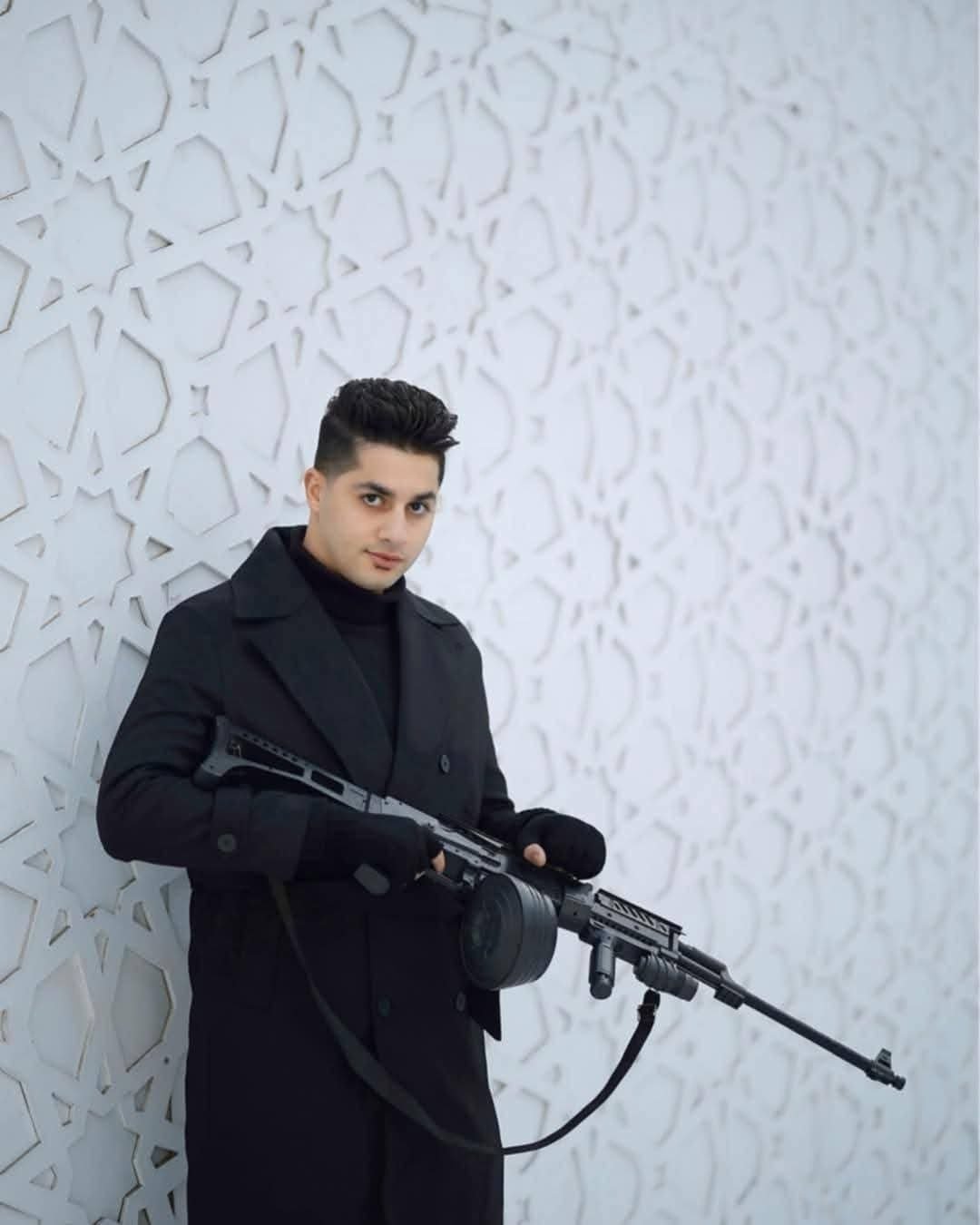 بندقية رشاشة (أو بندقية هجومية) من طراز AK-47 مزودة بـ خزنة أسطوانية (درام ماجازين). خرز