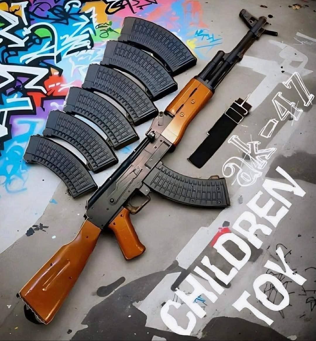 بندقية هجومية من طراز AK-47 (كلاشنكوف). خرز
